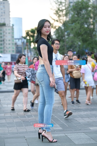 【街拍之魂赛帖】等车的紧身牛仔