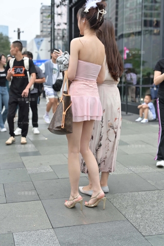 粉色短裙美腿凉高小姐姐