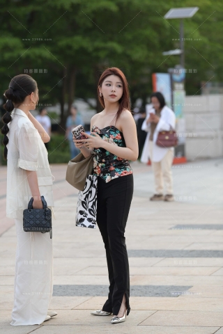 黑色长裤美女朲槭