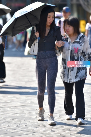 ★聊悄悄话紧身美女