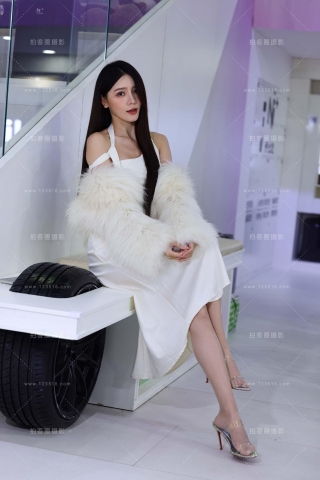 20241208长沙车展极品车模小君的肉丝美腿