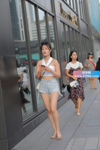 街拍热裤美腿美眉