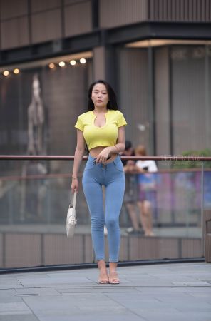 丰满的翘臀紧牛美女