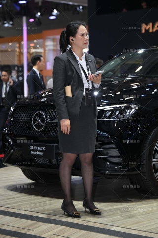 带客户看车的韵味售车女