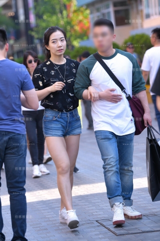 【街拍之魂赛帖】身材很有料的热裤小妹