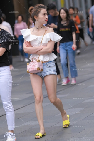 性感热裤大白腿小月牙