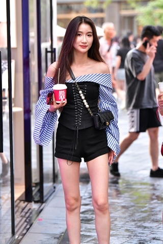 ★香肩热裤美女