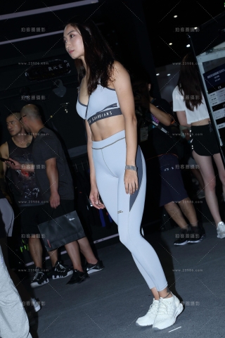 穿Monster的大长腿模特