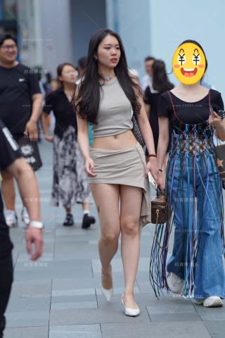 街拍美腿白高跟小姐姐