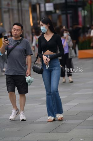 搭讪街拍喇叭牛仔裤小姐姐