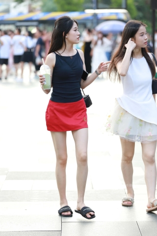 街拍红色短裙小姐与闺蜜
