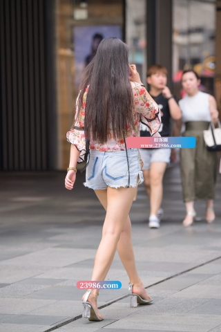 【街拍之魂赛帖】牛仔热裤，青春洋溢