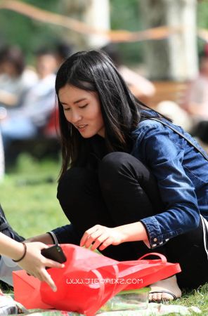 气质忧郁的大学女生