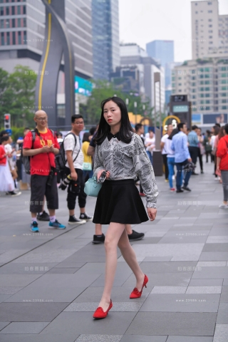 街拍红色高跟美眉