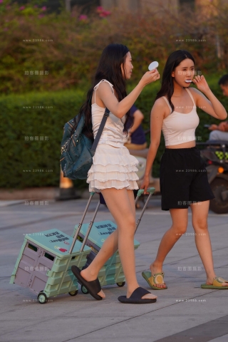 穿肉丝的短裙美眉