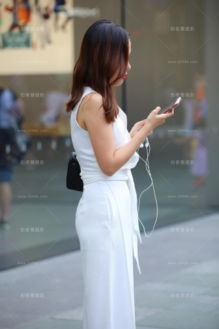 迷人的紧身薄白裤