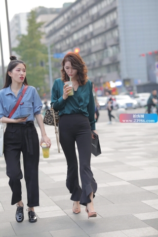 街拍黑色长裤姐姐