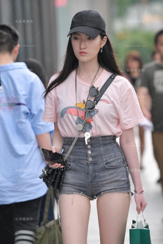 高腰热裤长腿女孩