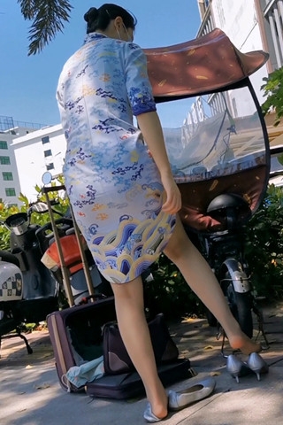 4K视频路上罕见海航两位空姐灰丝换高跟震撼（视频版）