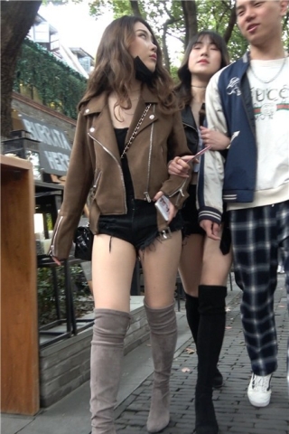 4k-街拍热裤美腿姐妹花逛街，白花花的美腿啊 [1.00 GB]（视频版）