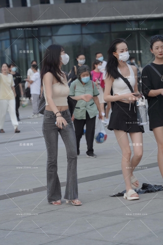 街拍灰色牛仔裤美眉