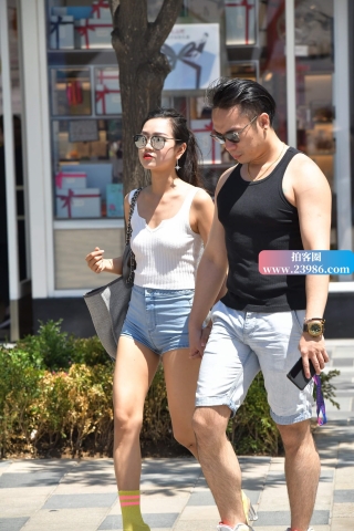 街拍高腰热裤蜜桃臀美姐