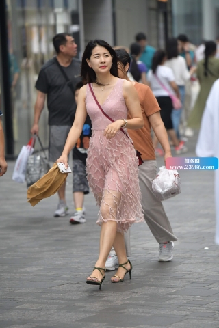 街拍粉色连衣裙长裙姐姐