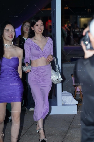 紫色裙韵味娇萋