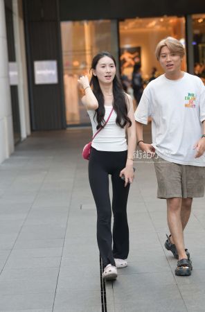 街拍紧身长裤小姐姐