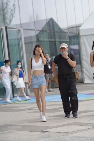 热裤小蛮腰美眉