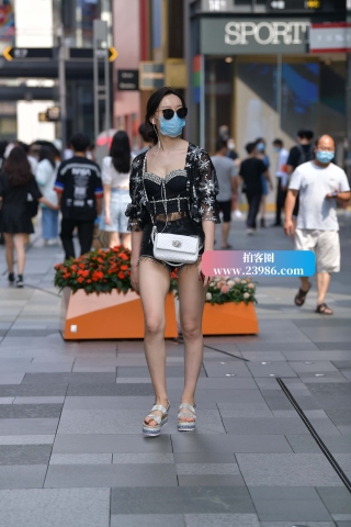 搭讪美腿墨镜女