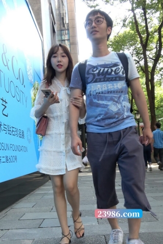 4K - 街拍别人家漂亮的白裙女友 [2.09 GB/MP4]（视频版）