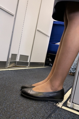 东航近拍丝袜美腿 味道都快出来（视频版）