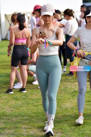 ★浅色紧身瑜伽裤美女