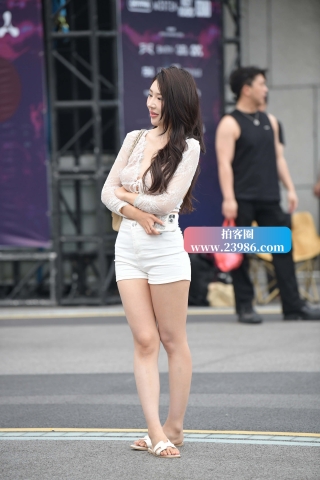 抓拍美腿白热裤美眉