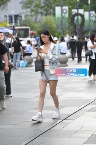 街拍喜欢穿R丝的长腿美眉