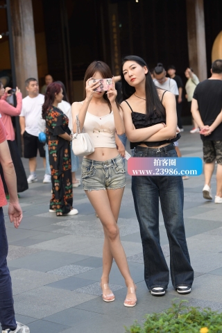 街拍热牛小蛮腰MM