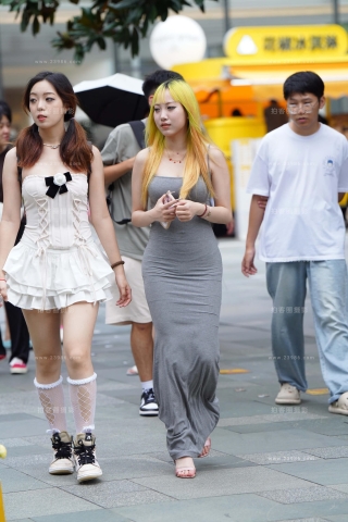 街拍灰色裹身裙美眉