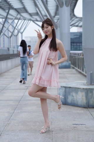 可爱的粉色裙女孩