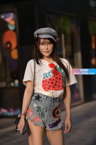 街拍超短热牛蜜桃臀美眉