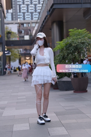 另一个版本的白短裙小姐姐