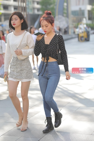 紧身牛仔裤小妹