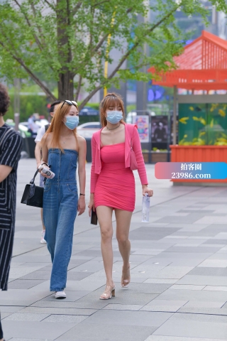 街拍粉色抹胸裙