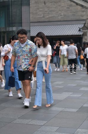 这大哥的女友？？？？