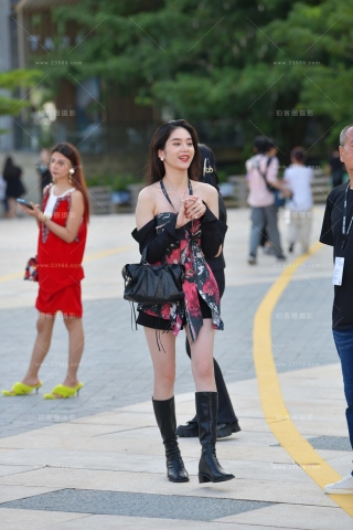 笑起来超甜的小姐姐