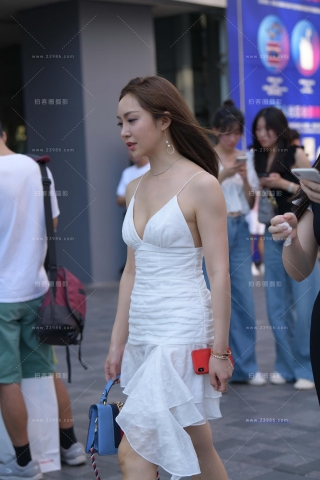 街拍性感的吊带白裙美女