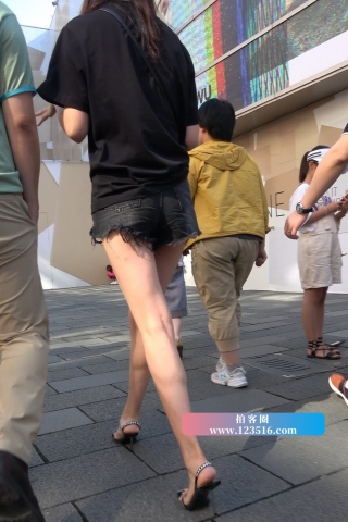 4K - 街拍热裤美腿吸烟的漂亮小姐姐 [2.06 GB/MP4]（视频版）