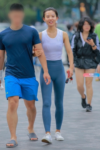 深蓝瑜伽服小妹