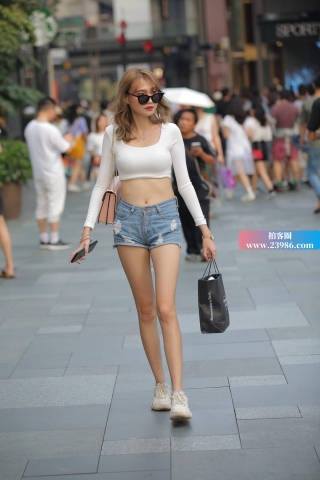 街拍超短热裤性感小蛮腰辣妹