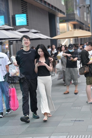 街拍白色长裤女友